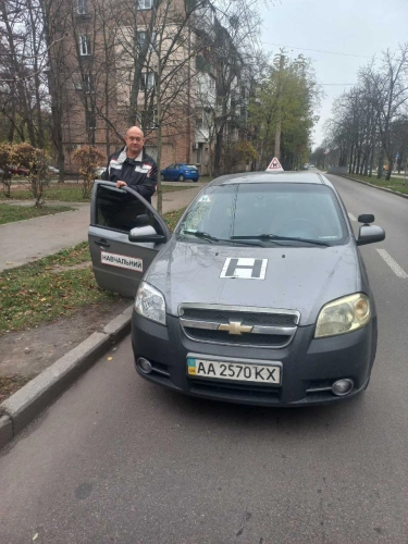 инструктор с  машиной