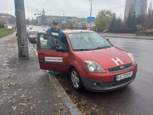 інструктор з машиною